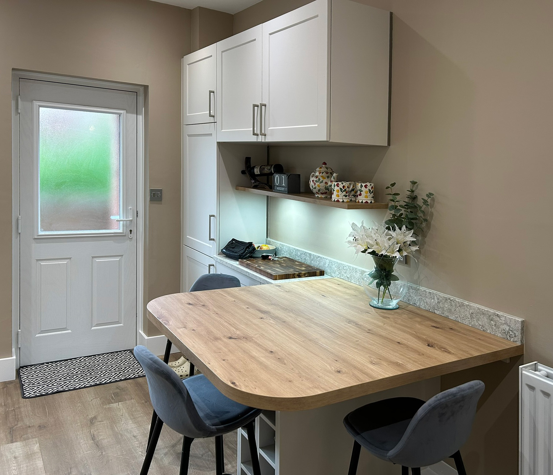 Kitchen entrance wall units shaker breakfast bar stools shelves